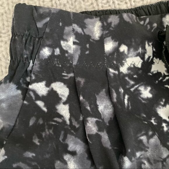 LULULEMON Sz S Tie Dye Cuffed Shorts with Pockets - Picture 3 of 6